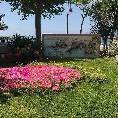 La Cambusa In Riva Al Mare 马奥莱 外观 照片